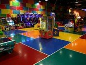 Разноцветные полимерные наливные полы в зале игровых детских атракционов