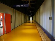 Желтый полуглянцевый наливной пол в коридоре развлекательного центра